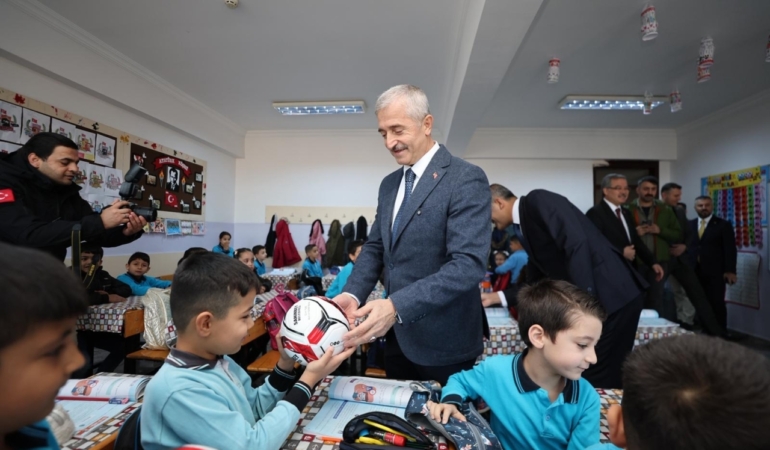 Şahinbey Belediyesinden okulunu temiz tutan öğrencilere top verildi