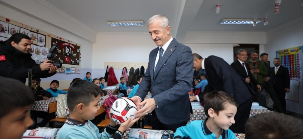 Şahinbey Belediyesinden okulunu temiz tutan öğrencilere top verildi