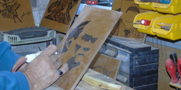 Atık ahşaplar emekli öğretmenin elinde sanata dönüşüyor