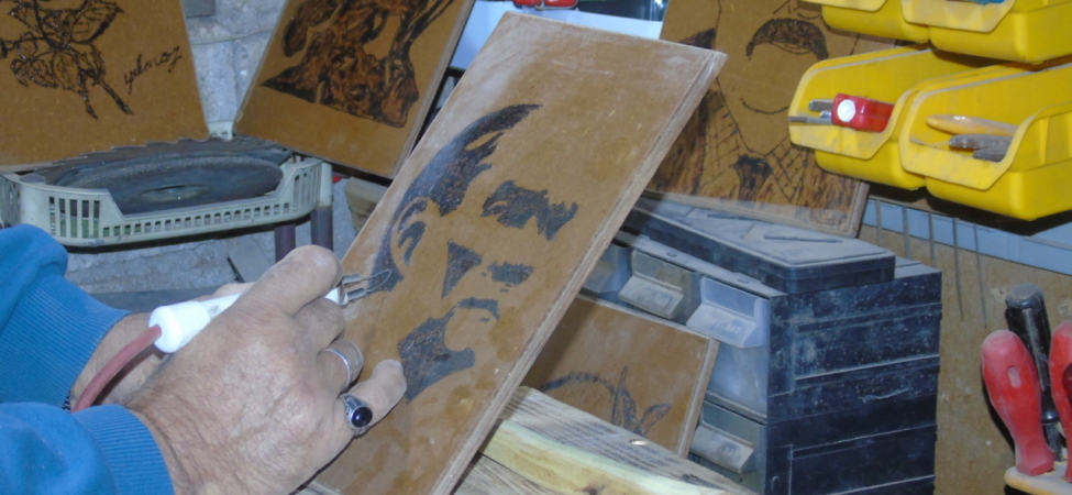 Atık ahşaplar emekli öğretmenin elinde sanata dönüşüyor