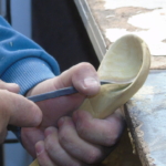 Atık ahşaplar emekli öğretmenin elinde sanata dönüşüyor