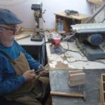 Atık ahşaplar emekli öğretmenin elinde sanata dönüşüyor