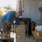 Atık ahşaplar emekli öğretmenin elinde sanata dönüşüyor