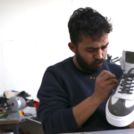 Ayakkabıcılığın püf noktalarını mezun olduğu okuldaki öğrencilere aktarıyor