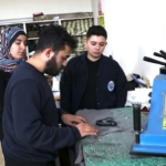 Ayakkabıcılığın püf noktalarını mezun olduğu okuldaki öğrencilere aktarıyor