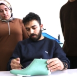 Ayakkabıcılığın püf noktalarını mezun olduğu okuldaki öğrencilere aktarıyor