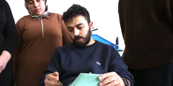 Ayakkabıcılığın püf noktalarını mezun olduğu okuldaki öğrencilere aktarıyor