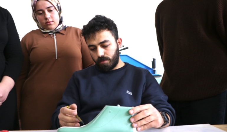 Ayakkabıcılığın püf noktalarını mezun olduğu okuldaki öğrencilere aktarıyor