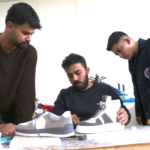 Ayakkabıcılığın püf noktalarını mezun olduğu okuldaki öğrencilere aktarıyor