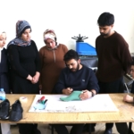 Ayakkabıcılığın püf noktalarını mezun olduğu okuldaki öğrencilere aktarıyor