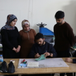 Ayakkabıcılığın püf noktalarını mezun olduğu okuldaki öğrencilere aktarıyor