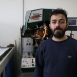 Ayakkabıcılığın püf noktalarını mezun olduğu okuldaki öğrencilere aktarıyor