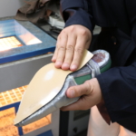 Ayakkabıcılığın püf noktalarını mezun olduğu okuldaki öğrencilere aktarıyor