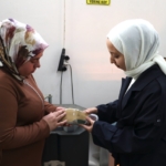 Ayakkabıcılığın püf noktalarını mezun olduğu okuldaki öğrencilere aktarıyor