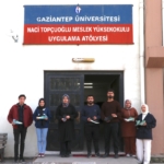 Ayakkabıcılığın püf noktalarını mezun olduğu okuldaki öğrencilere aktarıyor