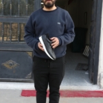 Ayakkabıcılığın püf noktalarını mezun olduğu okuldaki öğrencilere aktarıyor