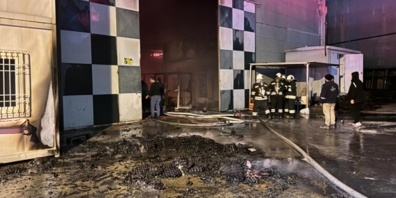 Gaziantep'te ambalaj fabrikasında çıkan yangına müdahale ediliyor