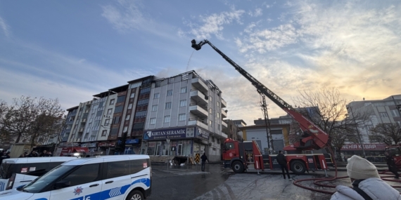 Gaziantep'te apartmanın çatısında çıkan yangın söndürüldü