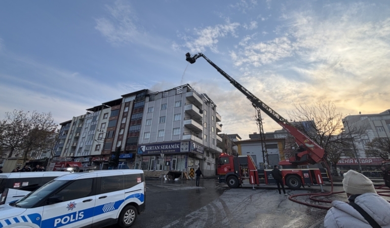 Gaziantep'te apartmanın çatısında çıkan yangın söndürüldü