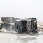 Gaziantep'te çarpışan 3 tırda yangın çıktı