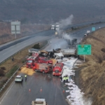 Gaziantep'te çarpışan 3 tırda yangın çıktı 50 Gaziantep'te çarpışan 3 tırda yangın çıktı