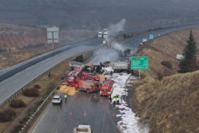 Gaziantep'te çarpışan 3 tırda yangın çıktı 24 Gaziantep'te çarpışan 3 tırda yangın çıktı