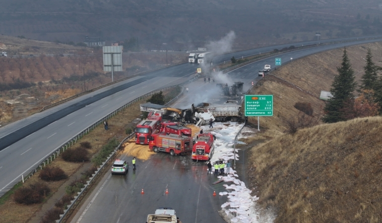 Gaziantep'te çarpışan 3 tırda yangın çıktı 32 Gaziantep'te çarpışan 3 tırda yangın çıktı