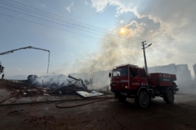 DİREĞE ÇARPAN OTOMOBİL İKİYE BÖLÜNDÜ: 2 ÖLÜ, 2 YARALI 1 thumbnail