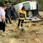 Gaziantep'te tarım işçilerini taşıyan minibüsün devrilmesi sonucu 1 kişi öldü, 3 kişi yaralandı 43 Gaziantep'te tarım işçilerini taşıyan minibüsün devrilmesi sonucu 1 kişi öldü, 3 kişi yaralandı