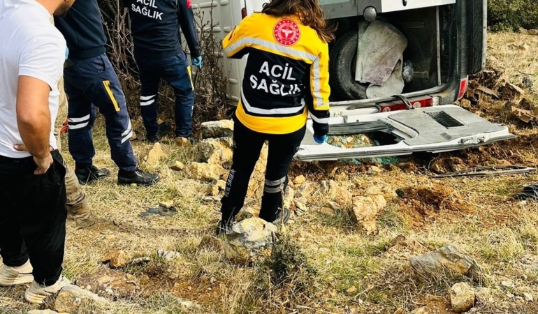 Gaziantep'te tarım işçilerini taşıyan minibüsün devrilmesi sonucu 1 kişi öldü, 3 kişi yaralandı 25 Gaziantep'te tarım işçilerini taşıyan minibüsün devrilmesi sonucu 1 kişi öldü, 3 kişi yaralandı