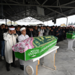 Osmaniye'de otobüsün tıra çarptığı kazada ölen 2 kişinin cenazesi Gaziantep'te defnedildi 5 Osmaniye'de otobüsün tıra çarptığı kazada ölen 2 kişinin cenazesi Gaziantep'te defnedildi