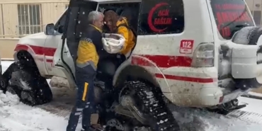 Şanlıurfa'da havale geçiren bebek paletli ambulansla hastaneye ulaştırıldı