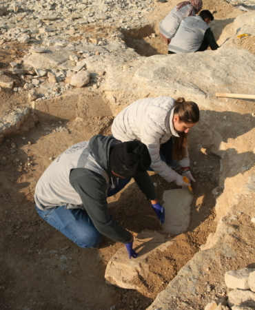 Adıyaman'da Göbeklitepe'deki "T" taşları andıran yapılar bulundu