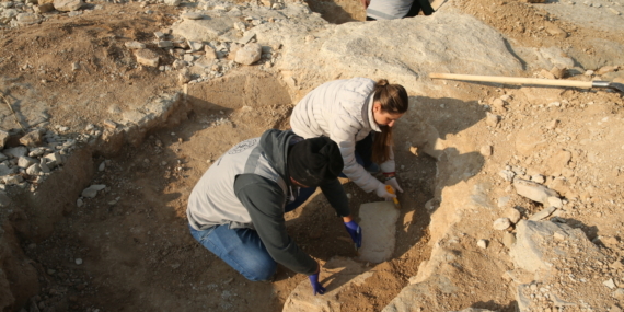 Adıyaman'da Göbeklitepe'deki "T" taşları andıran yapılar bulundu 11 Adıyaman'da Göbeklitepe'deki "T" taşları andıran yapılar bulundu