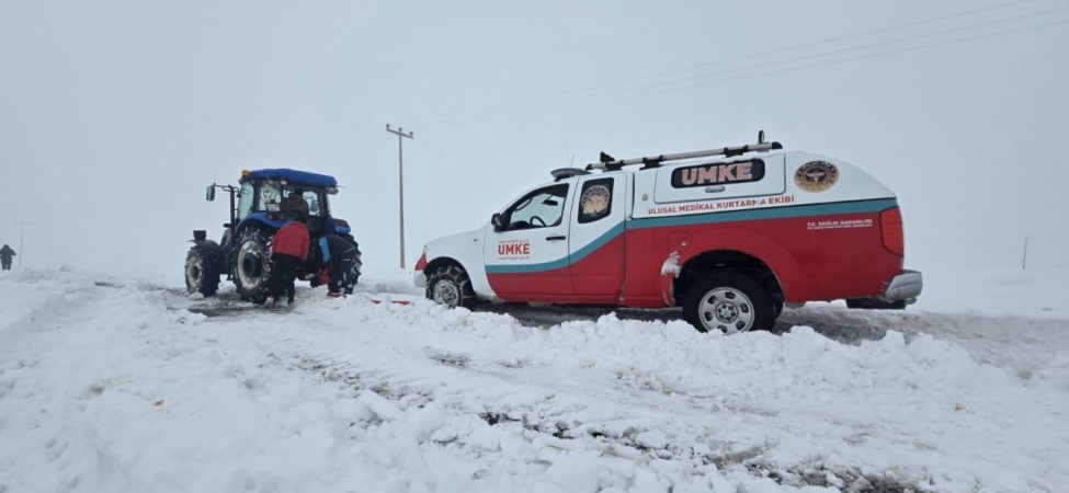 Diyarbakır'da yeni doğum yapan anne ile bebeği UMKE tarafından hastaneye ulaştırıldı