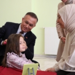 Gaziantep'te babalar ve protokol üyeleri 30 kız çocuğunun saçını ördü