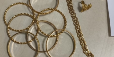 Gaziantep'te bir kişinin çantasından altın çalınmasına ilişkin 2 zanlı tutuklandı 8 Gaziantep'te bir kişinin çantasından altın çalınmasına ilişkin 2 zanlı tutuklandı