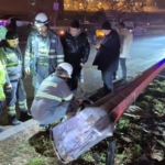 Gaziantep'te elektrik direğine çarpan otomobildeki 2 kişi yaralandı 4 Gaziantep'te elektrik direğine çarpan otomobildeki 2 kişi yaralandı