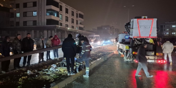 Gaziantep'te elektrik direğine çarpan otomobildeki 2 kişi yaralandı