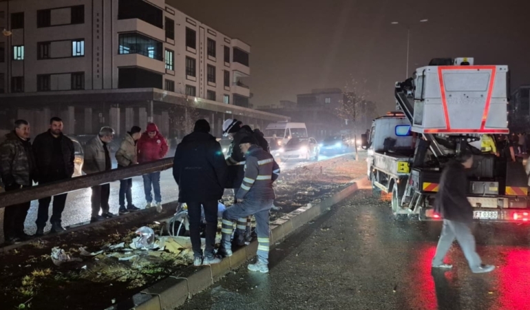 Gaziantep'te elektrik direğine çarpan otomobildeki 2 kişi yaralandı 36 Gaziantep'te elektrik direğine çarpan otomobildeki 2 kişi yaralandı