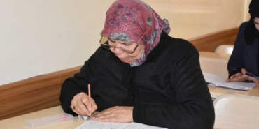 Gaziantep'te okuma yazma öğrenen 65 yaşındaki kadın hayaline kavuştu