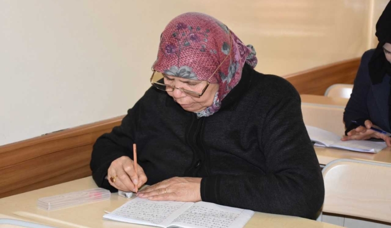 Gaziantep'te okuma yazma öğrenen 65 yaşındaki kadın hayaline kavuştu