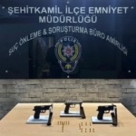 Gaziantep'te silah ve uyuşturucuyla yakalanan 4 kişi gözaltına alındı 44 Gaziantep'te silah ve uyuşturucuyla yakalanan 4 kişi gözaltına alındı