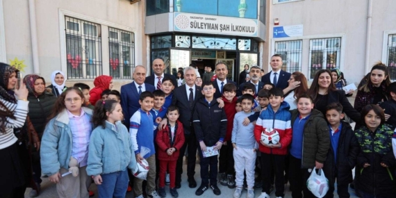 Şahinbey Belediyesinden sömestir tatilinde öğrencilere kitap ve top hediyesi