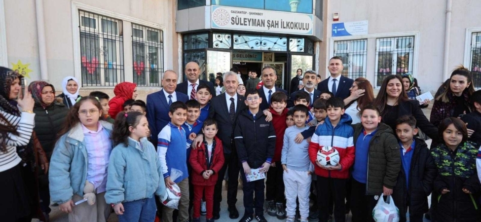 Şahinbey Belediyesinden sömestir tatilinde öğrencilere kitap ve top hediyesi