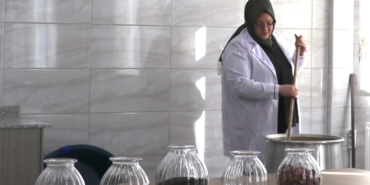 "Saray kumaşı"nı atık gıda malzemeleriyle renklendiriyor