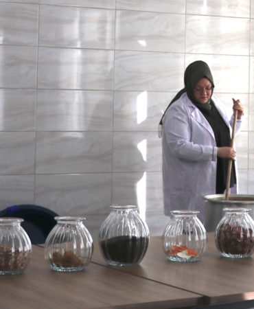 "Saray kumaşı"nı atık gıda malzemeleriyle renklendiriyor