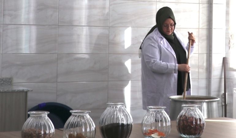 "Saray kumaşı"nı atık gıda malzemeleriyle renklendiriyor 26 "Saray kumaşı"nı atık gıda malzemeleriyle renklendiriyor