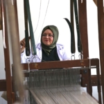 "Saray kumaşı"nı atık gıda malzemeleriyle renklendiriyor