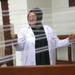 "Saray kumaşı"nı atık gıda malzemeleriyle renklendiriyor